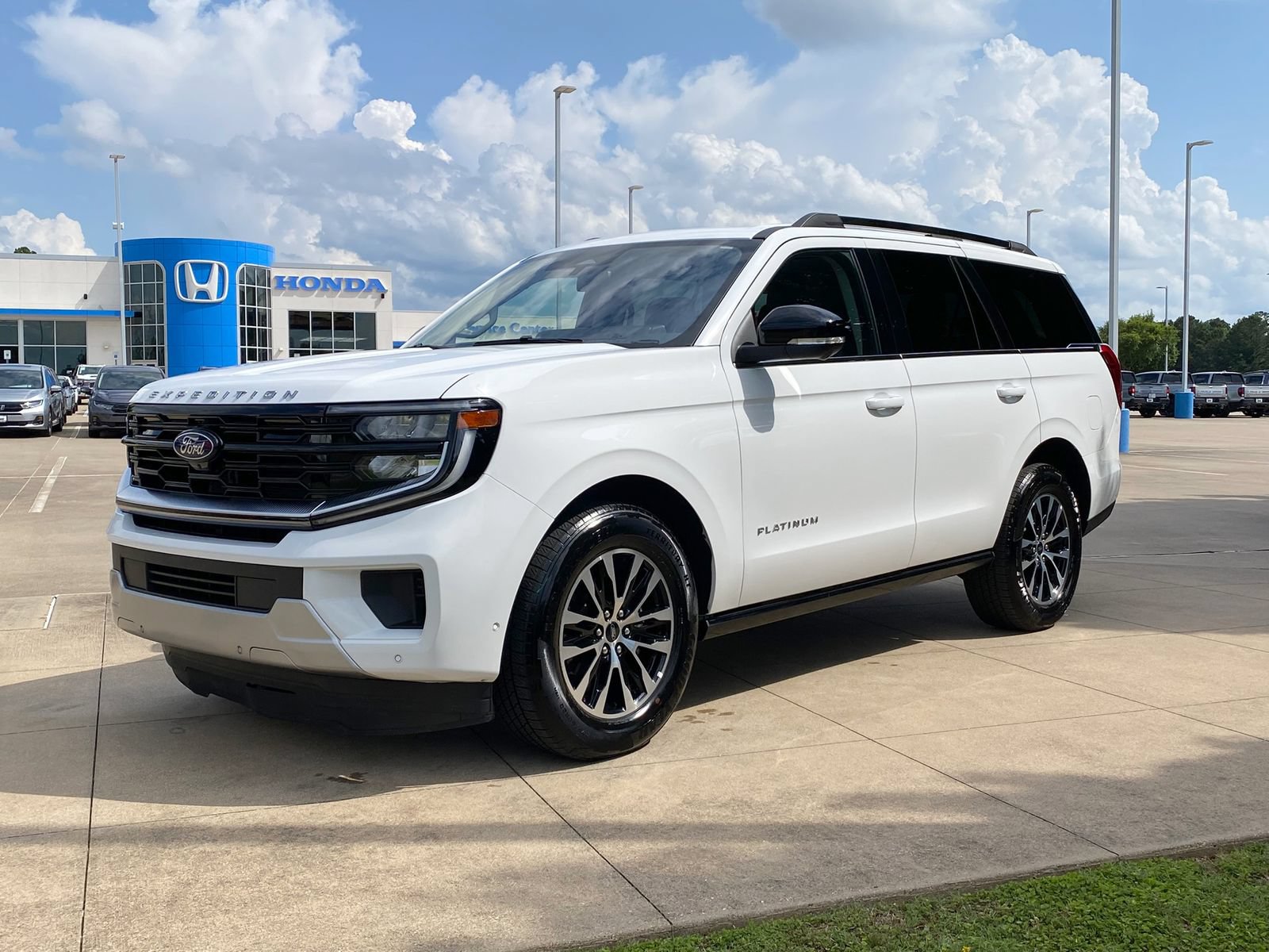 Used 2025 Ford Expedition Platinum AWD/4WD image 3