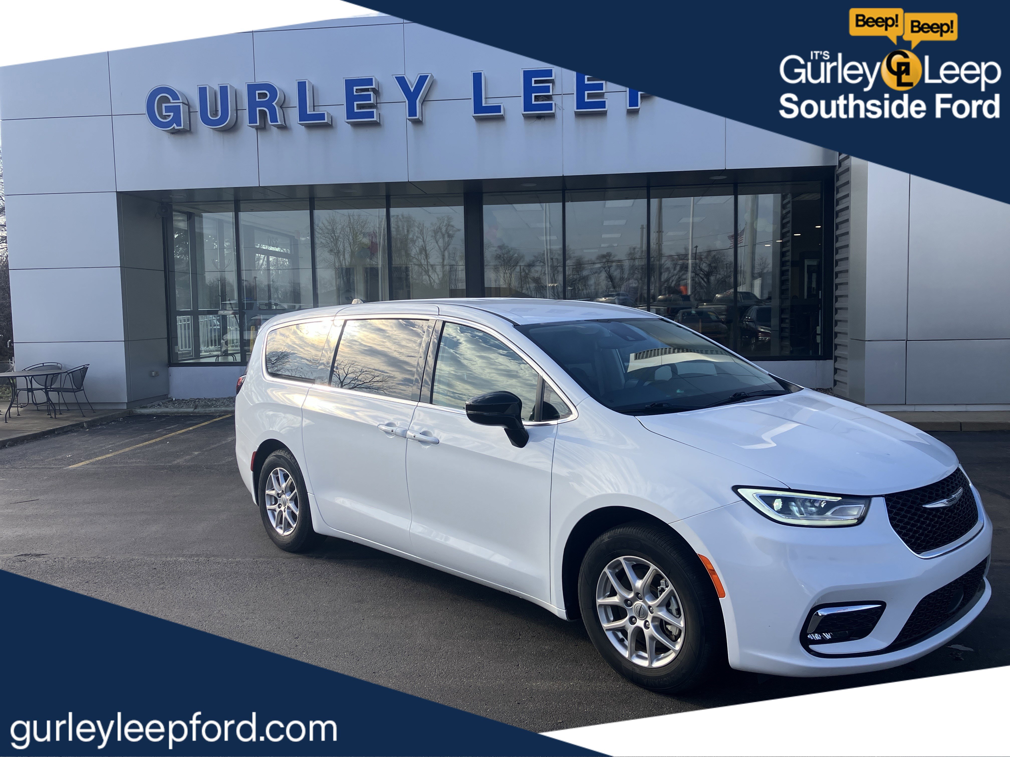 Used 2024 Chrysler Pacifica Touring-L image 1