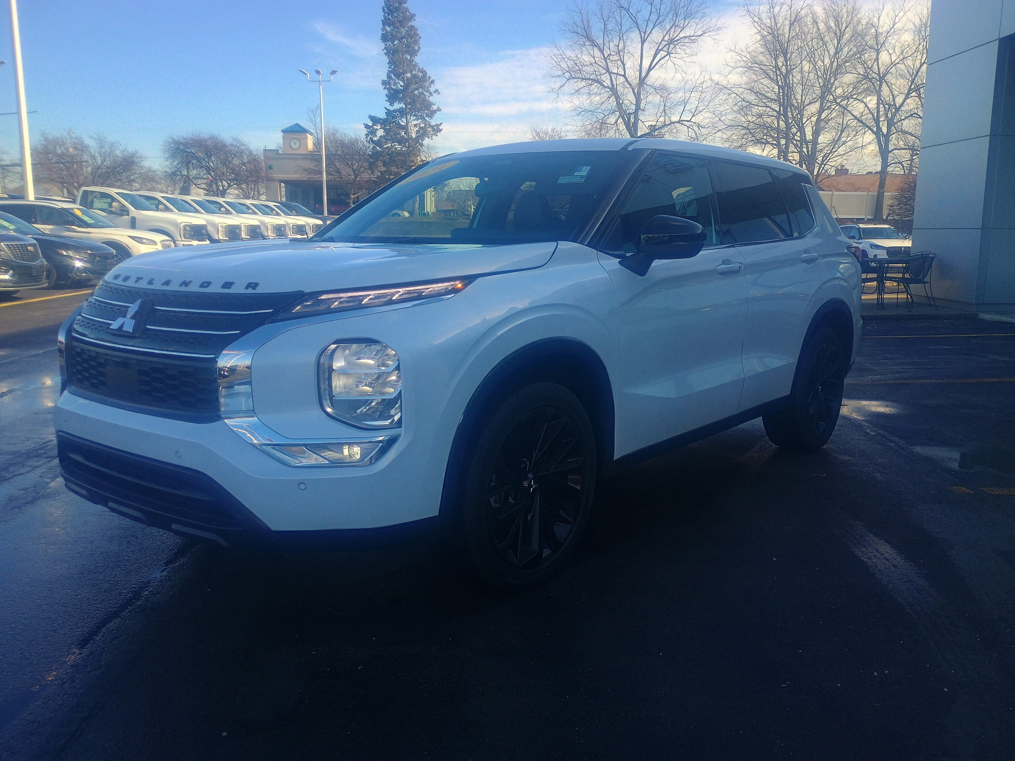 Used 2024 Mitsubishi Outlander SE image 3