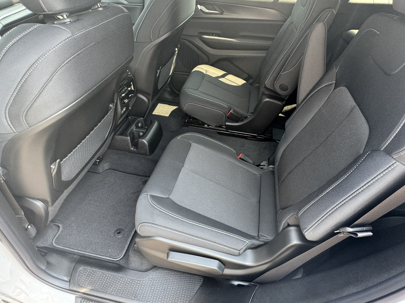 New 2026 Jeep Grand Cherokee L Laredo RWD image 23