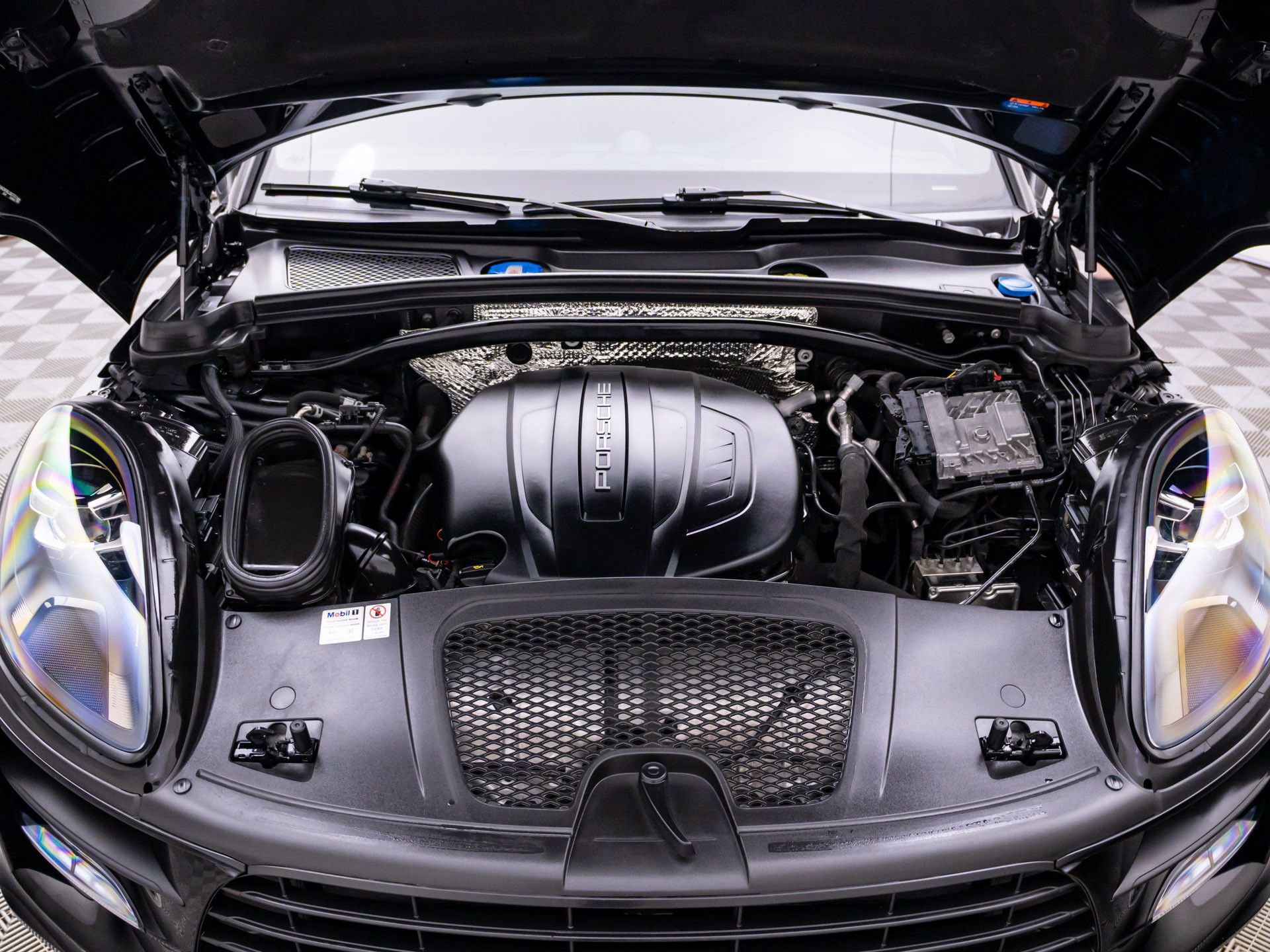 Used 2020 Porsche Macan AWD/4WD image 30