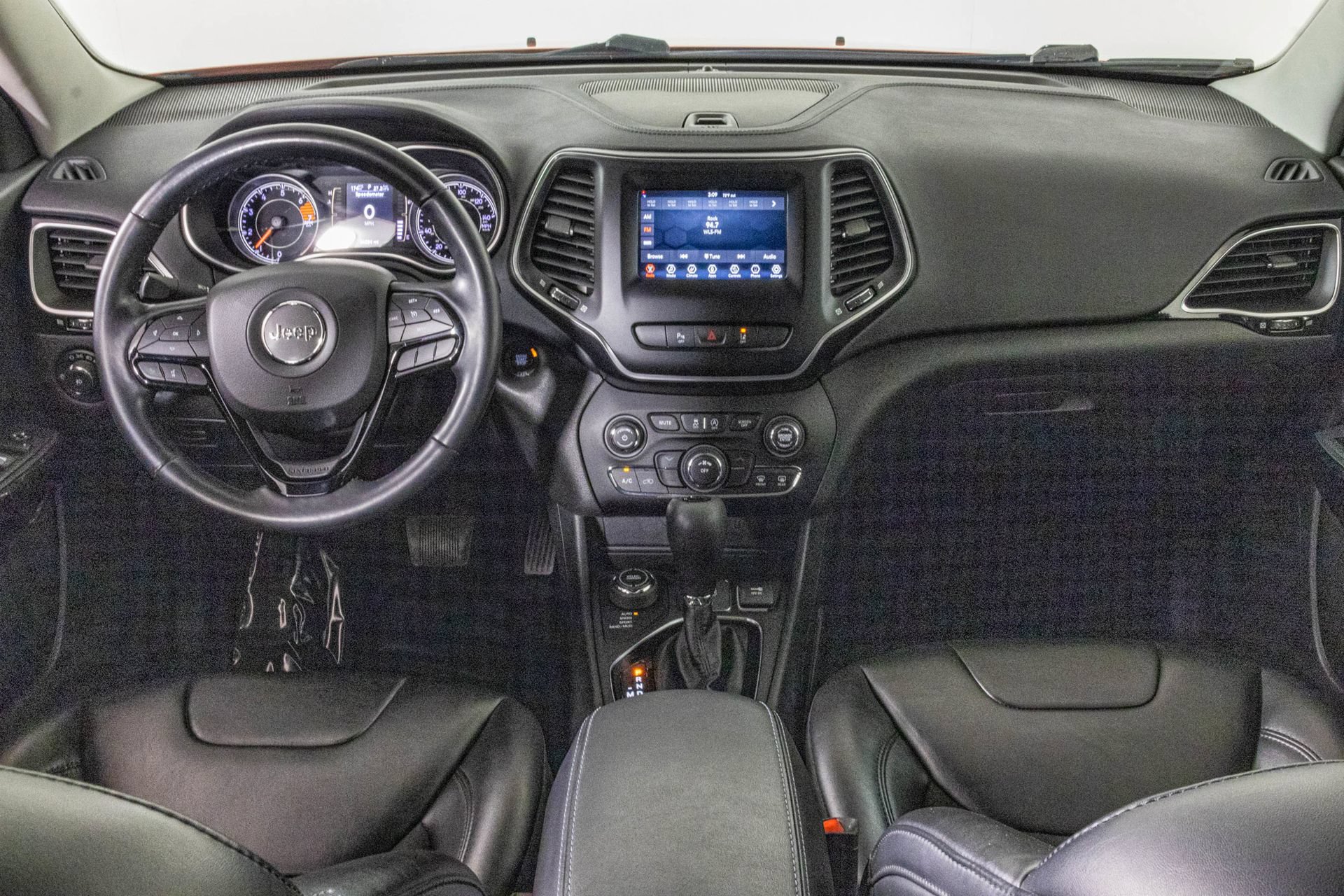 Used 2021 Jeep Cherokee Latitude Plus AWD/4WD image 23