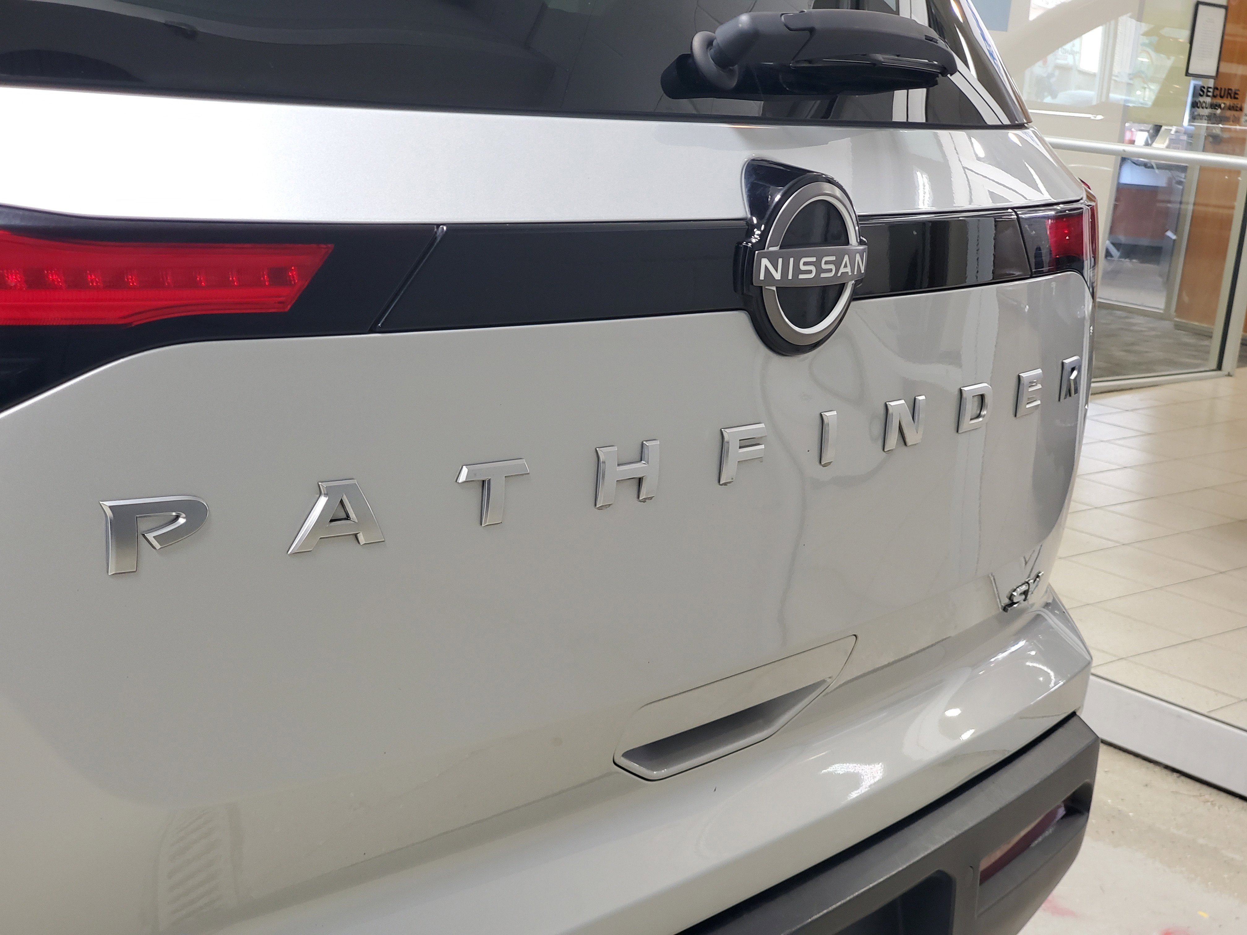 Used 2024 Nissan Pathfinder SV FWD image 8