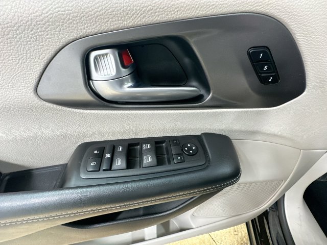 Used 2024 Chrysler Pacifica Touring-L FWD image 23