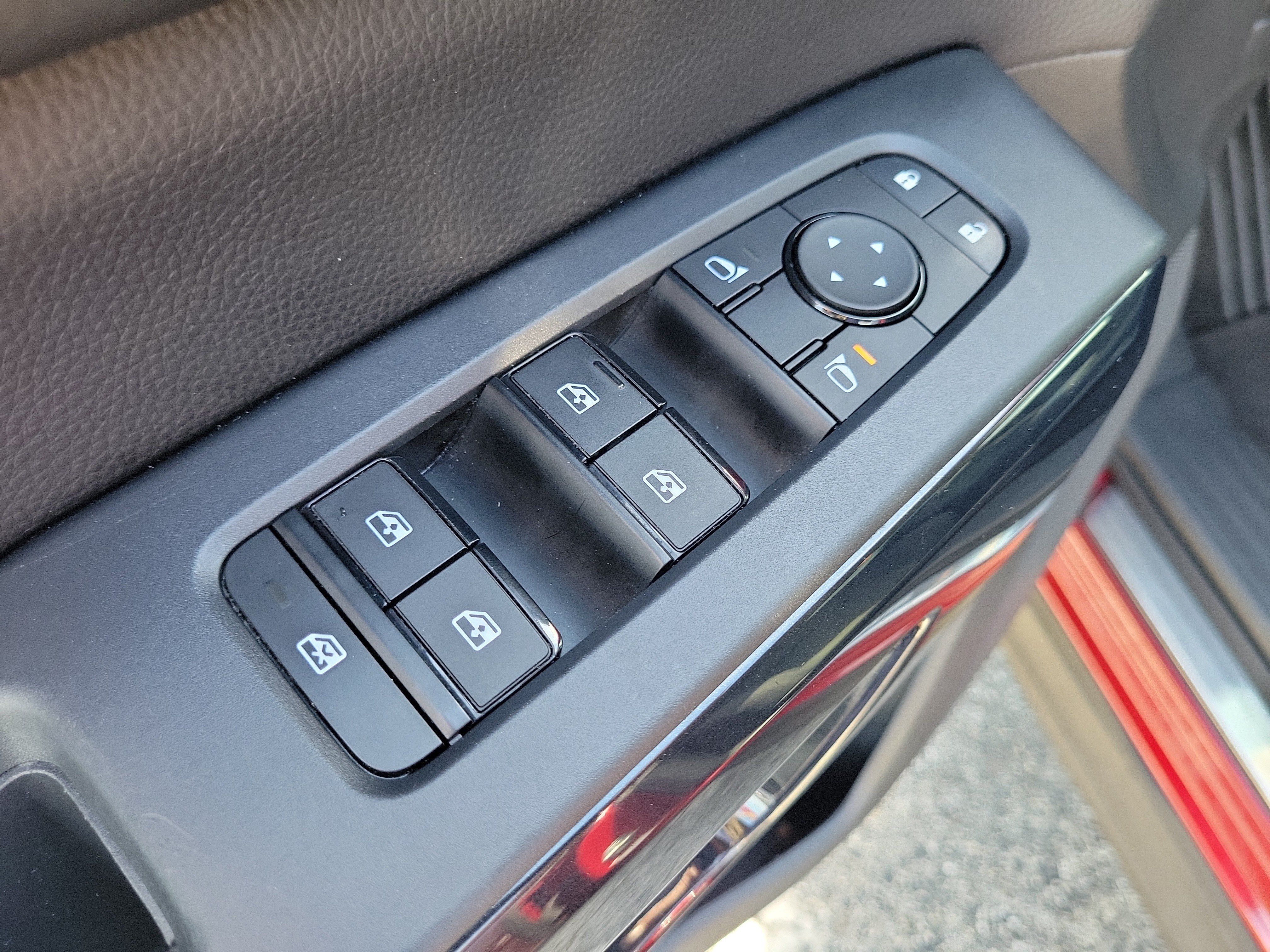 Certified 2024 Nissan Pathfinder SV w/ SV Premium Package FWD image 11