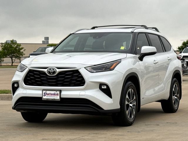 Used 2026 Toyota Highlander XLE AWD/4WD image 3
