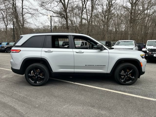 Used 2024 Jeep Grand Cherokee Altitude AWD/4WD image 5