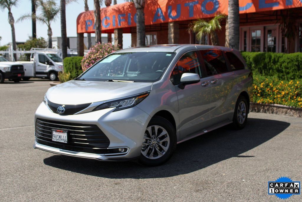 Used 2023 Toyota Sienna XLE AWD/4WD image 4