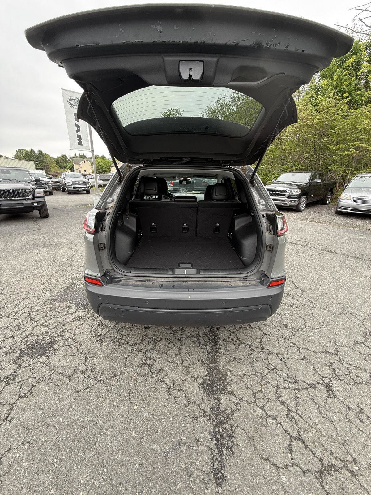 Used 2021 Jeep Cherokee Latitude Plus AWD/4WD image 7
