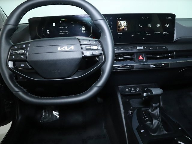 Used 2025 Kia K4 EX image 28