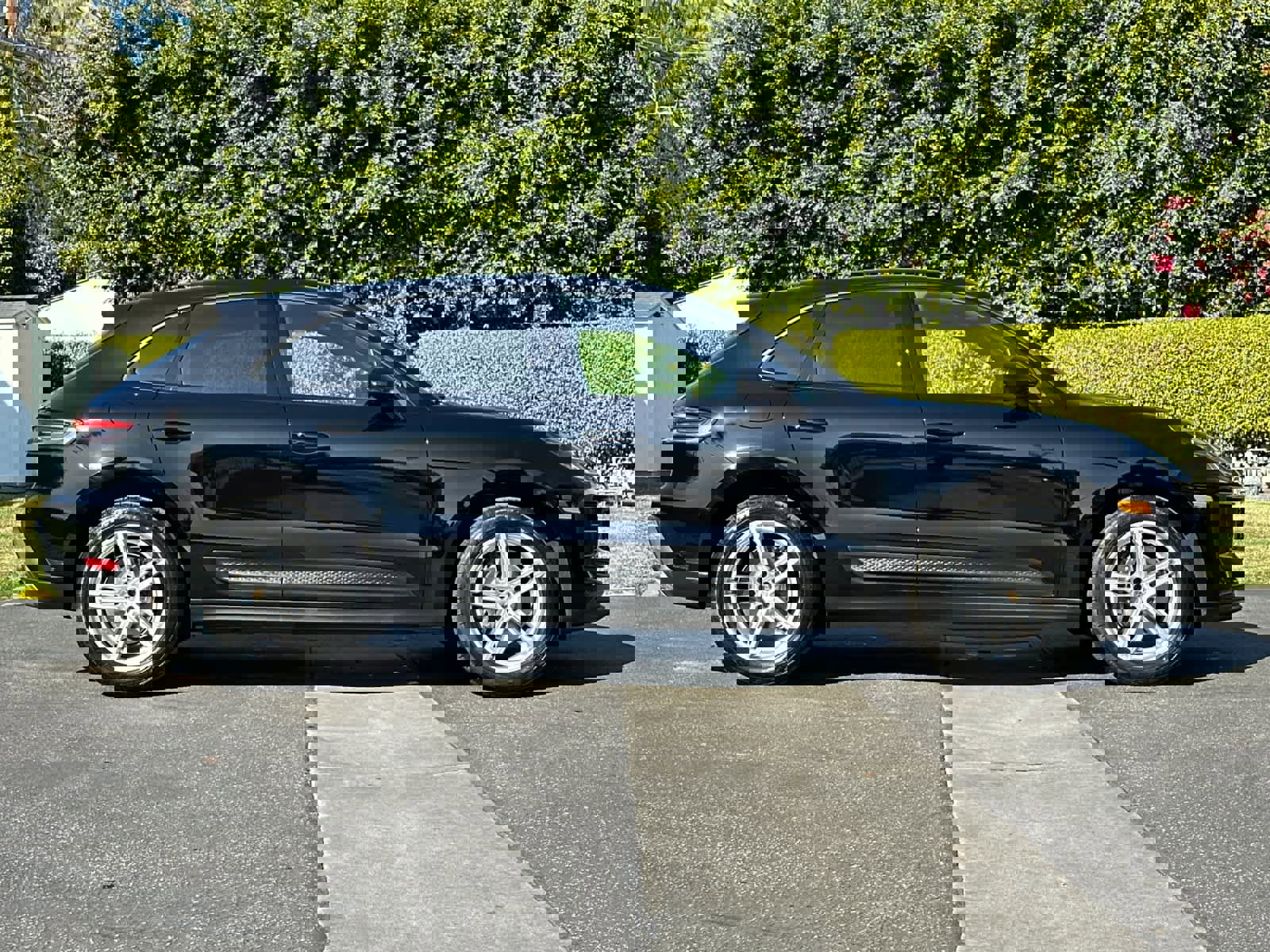 Used 2025 Porsche Macan image 9