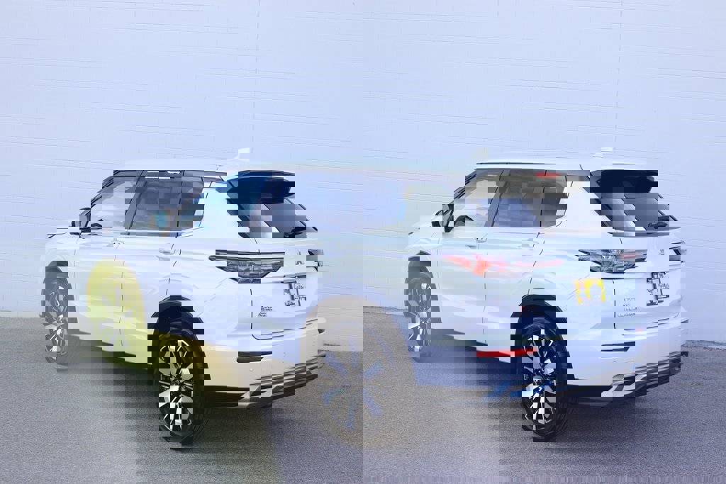 Used 2025 Mitsubishi Outlander SE image 30