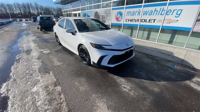 Used 2025 Toyota Camry SE image 2