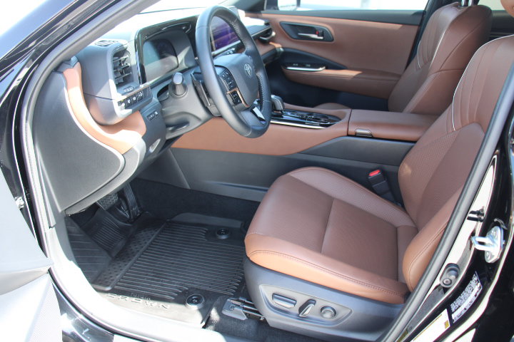 Certified 2025 Toyota Crown Signia AWD/4WD image 11
