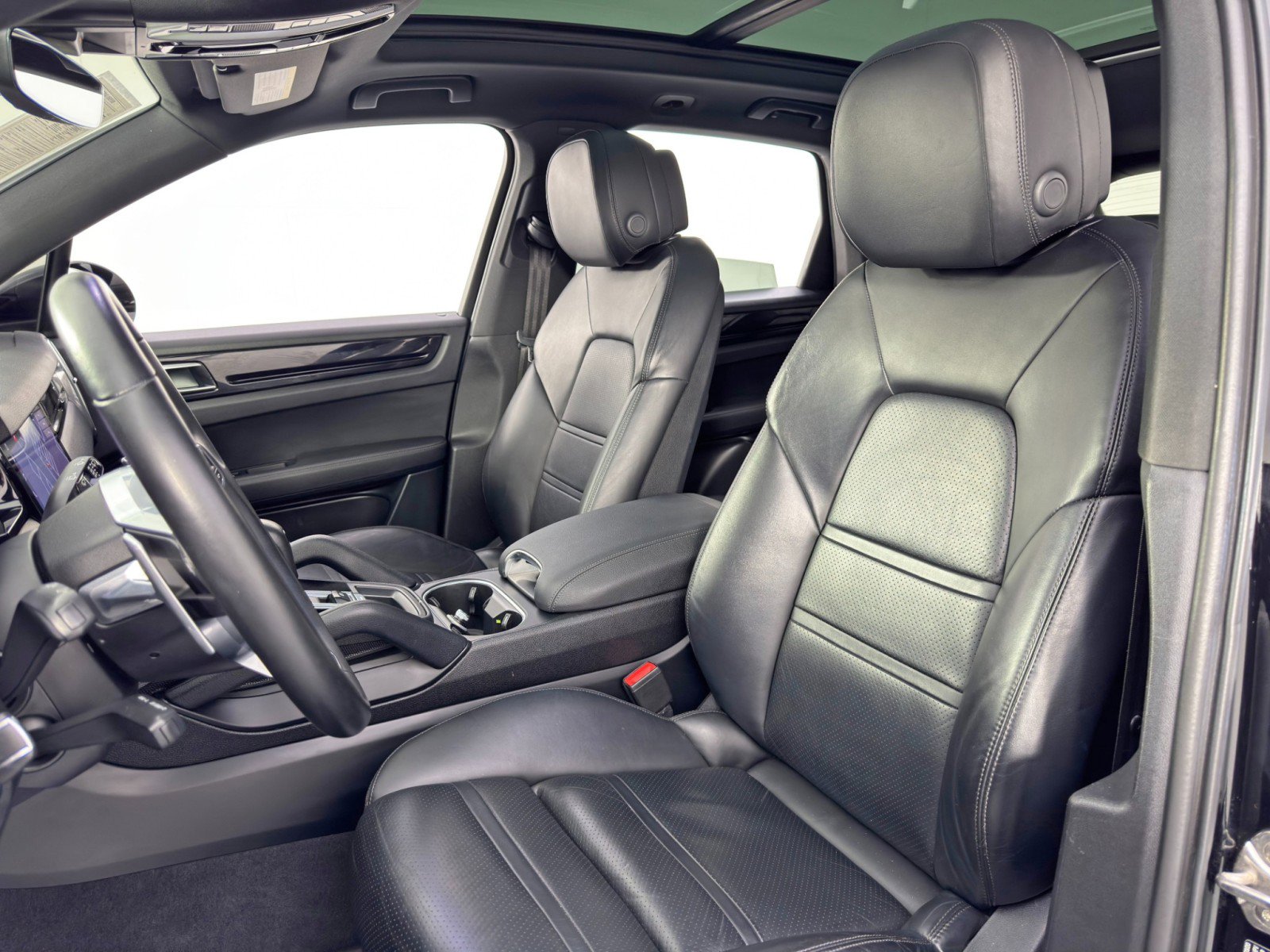 Used 2020 Porsche Cayenne E-Hybrid w/ Premium Package image 38