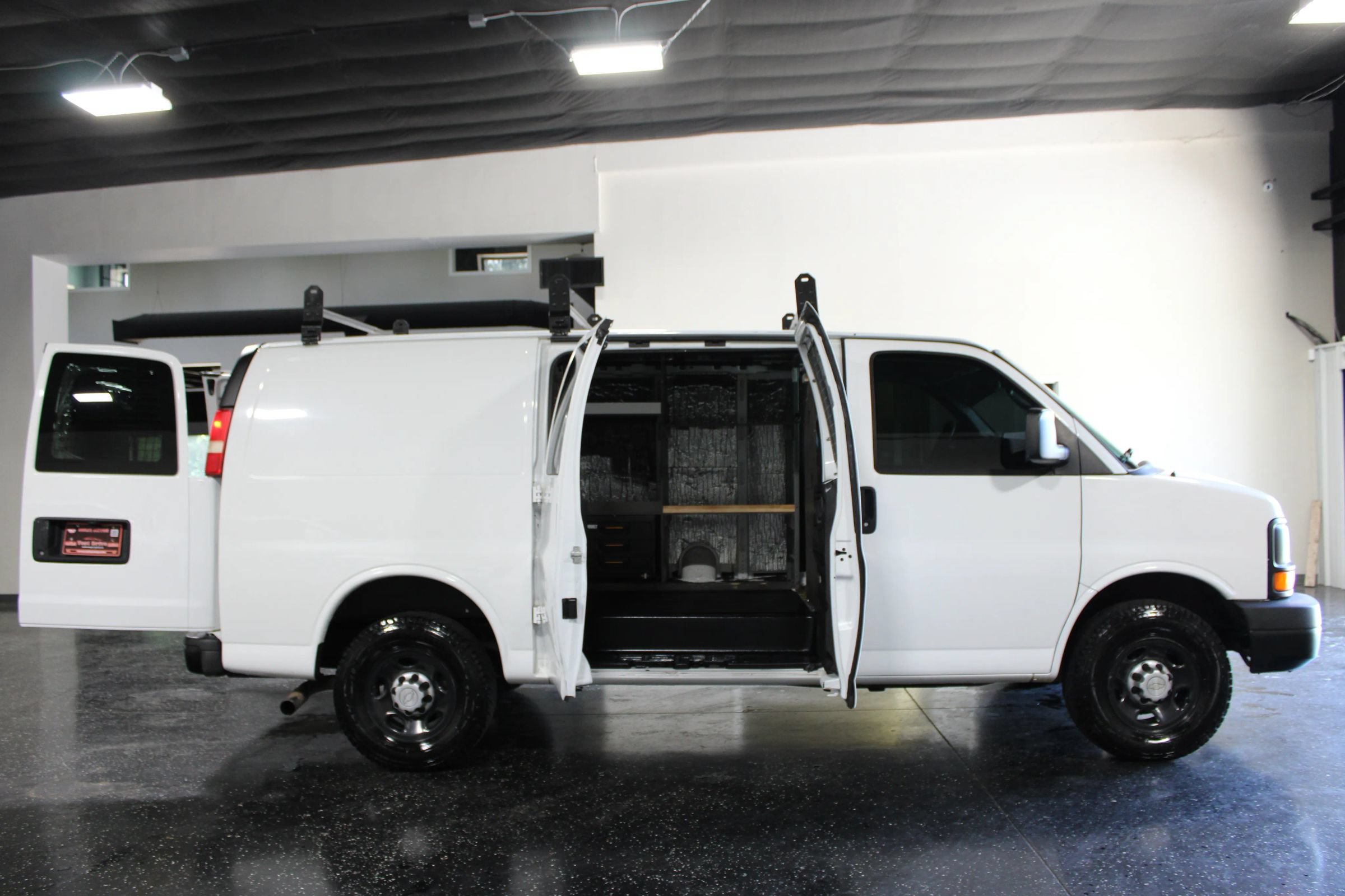 Used 2011 Chevrolet Express 2500 RWD image 21