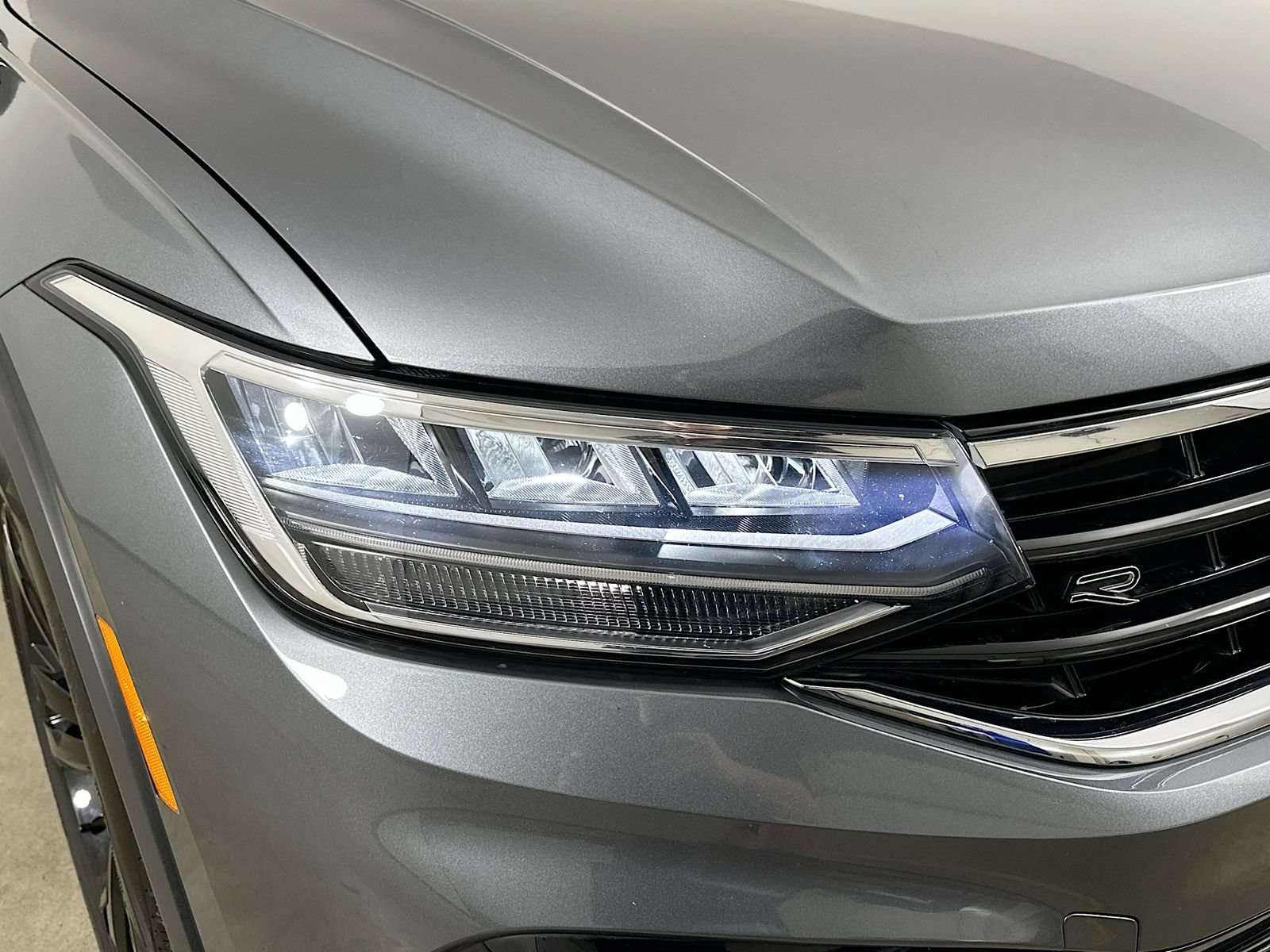 Used 2023 Volkswagen Tiguan SE R-Line AWD/4WD image 10