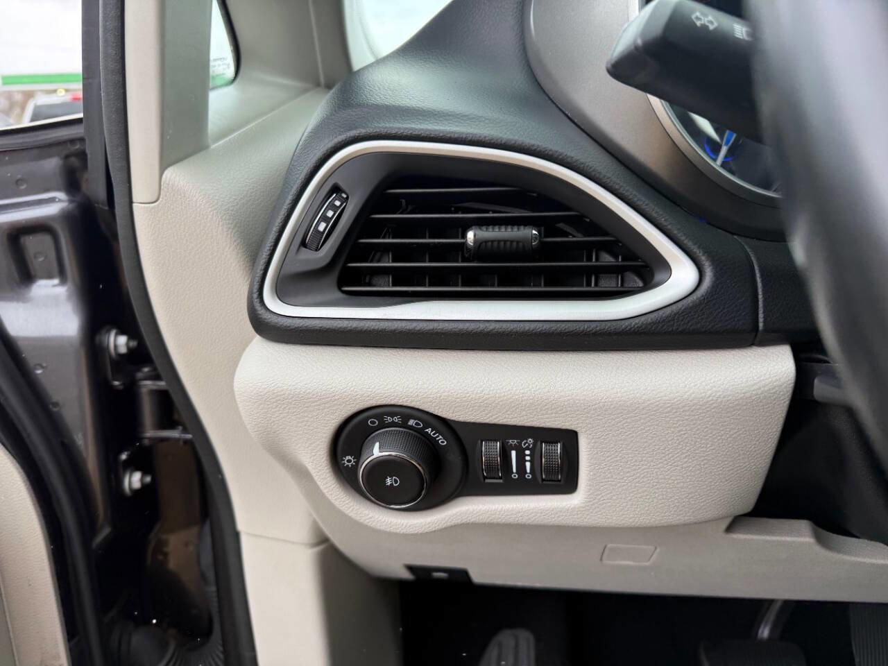 Used 2020 Chrysler Pacifica Touring-L FWD image 13