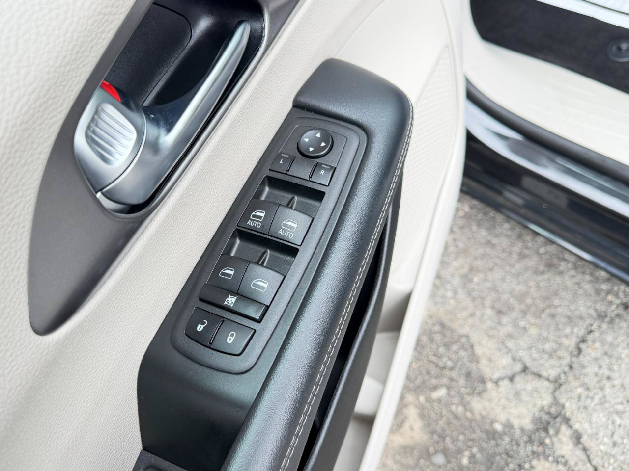 Used 2023 Chrysler Pacifica Touring-L FWD image 18