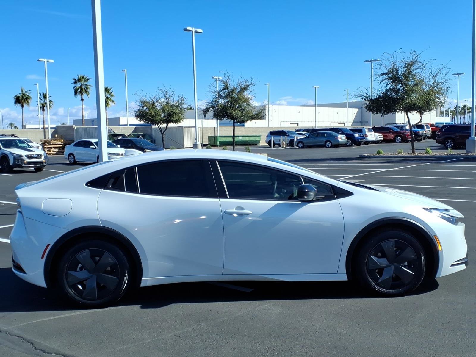 Used 2025 Toyota Prius Plug-In Hybrid image 3