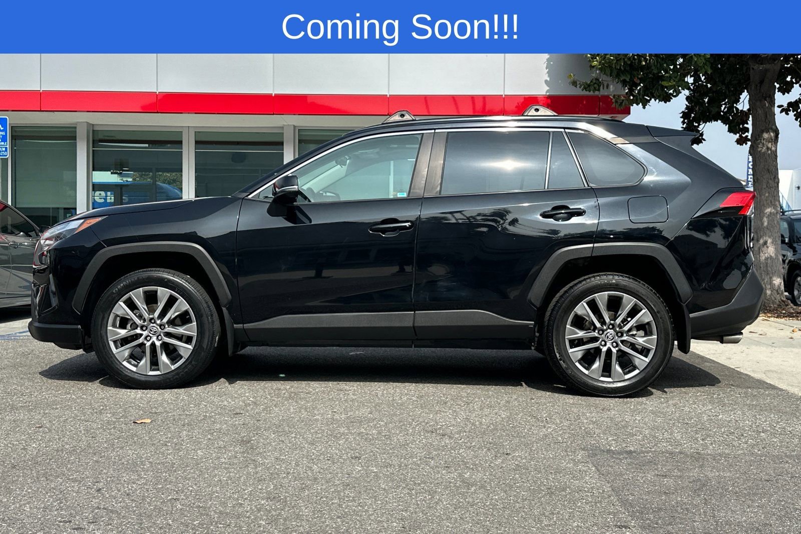 Used 2023 Toyota RAV4 XLE Premium FWD image 7