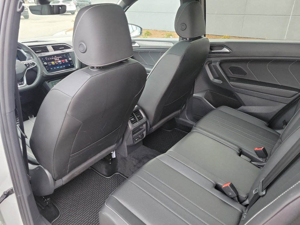 Certified 2023 Volkswagen Tiguan SE R-Line image 34