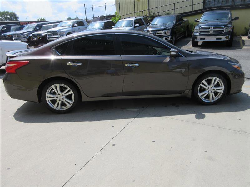 Used 2017 Nissan Altima 3.5 SL w/ 3.5SL Technology Package image 11