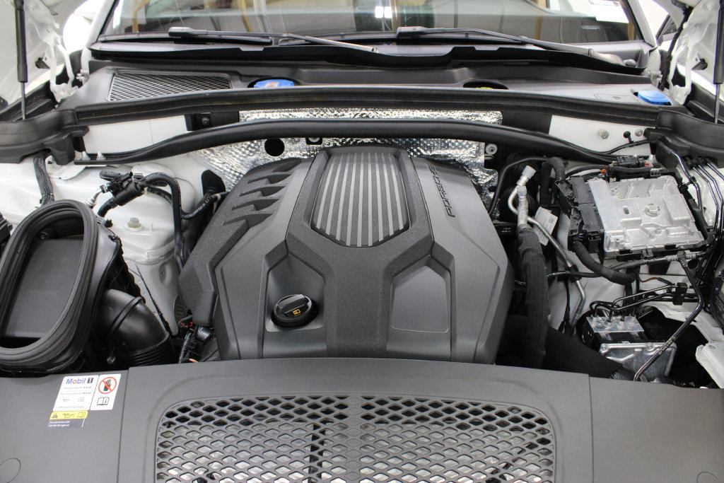 Used 2023 Porsche Macan AWD/4WD image 45