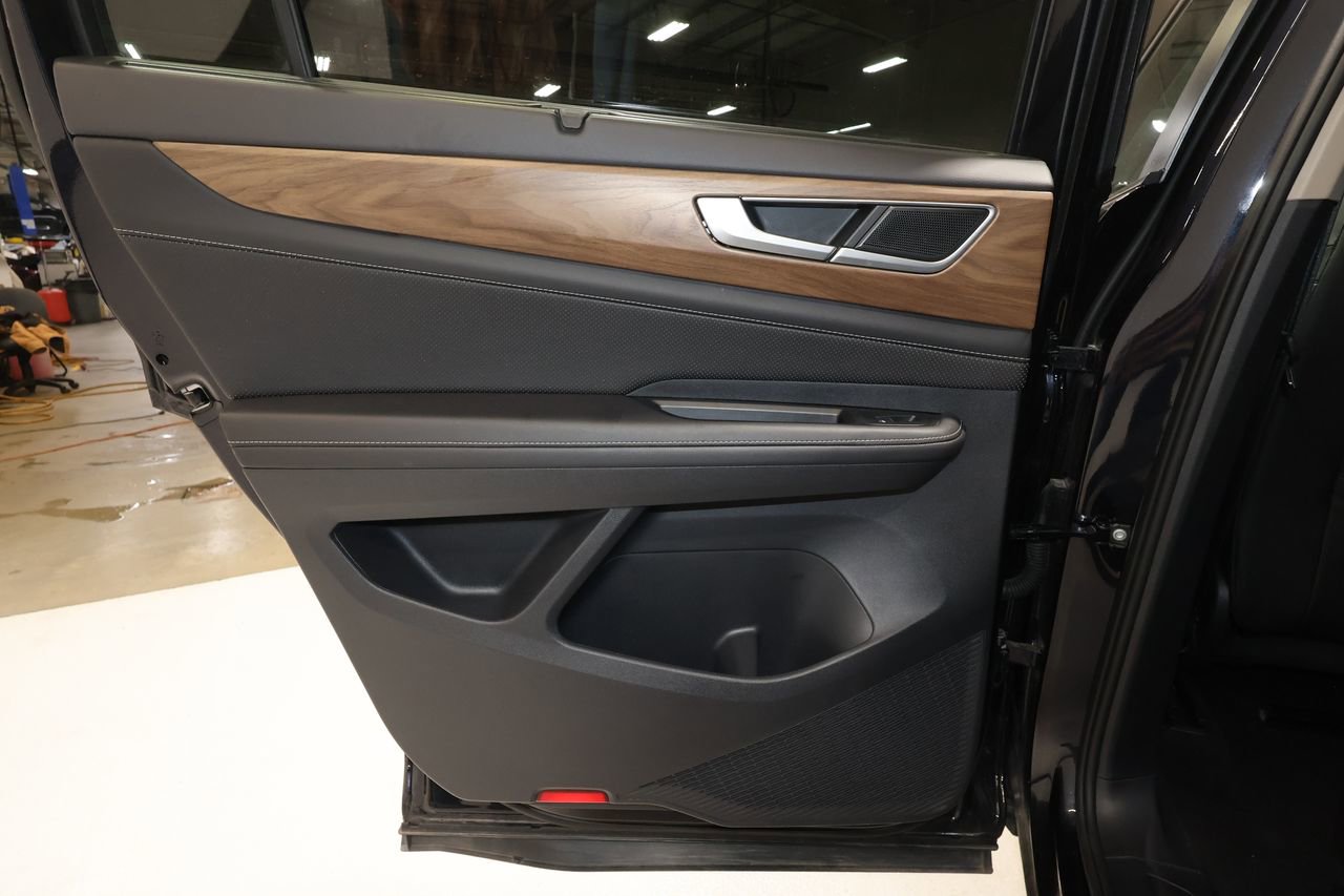 Used 2025 Volkswagen Atlas SE image 19