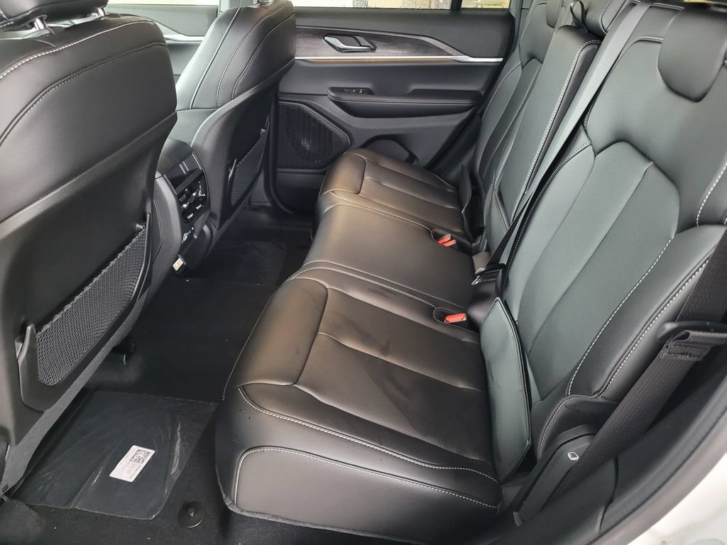 New 2025 Jeep Grand Cherokee Limited w/ Trailer Tow Package AWD/4WD image 4