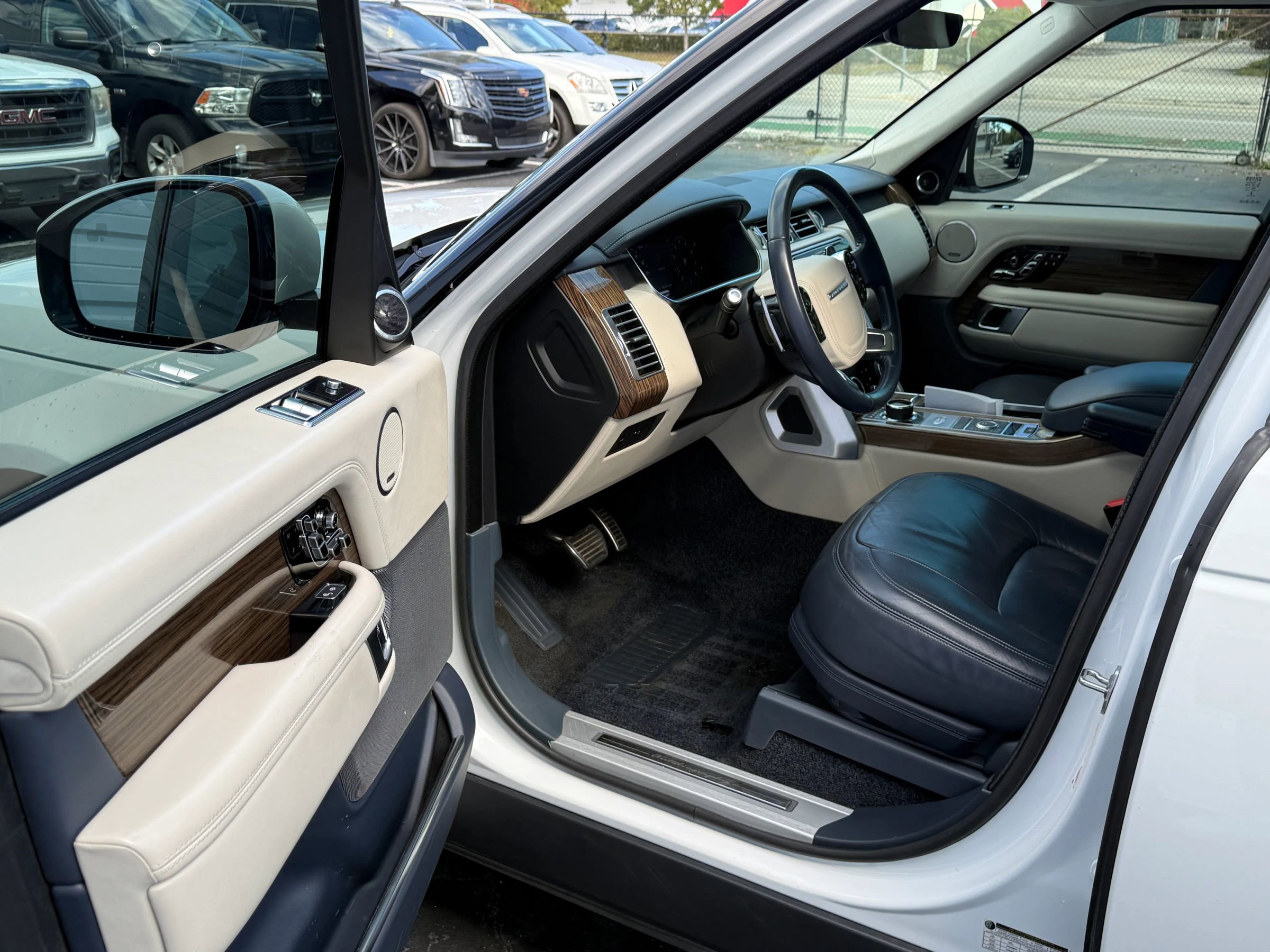 Used 2018 Land Rover Range Rover Autobiography image 12