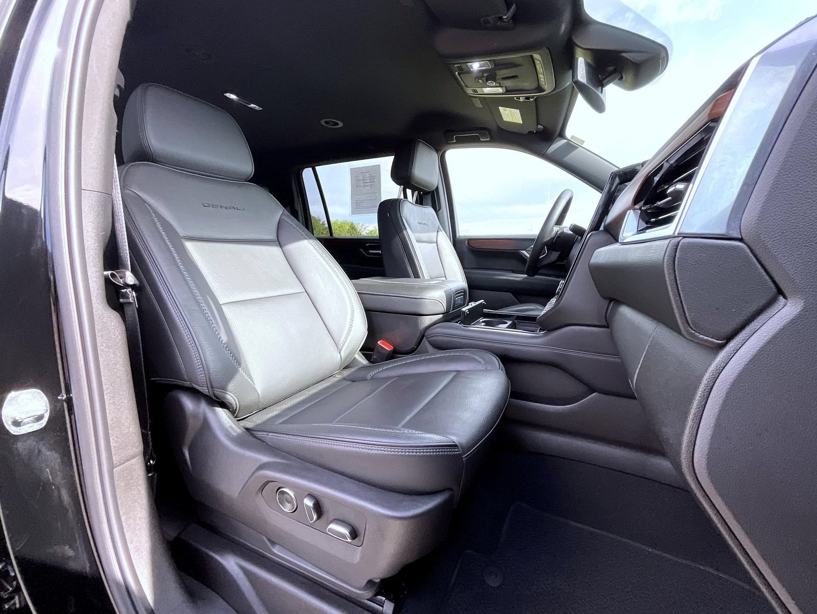 Used 2025 GMC Yukon XL Denali AWD/4WD image 16