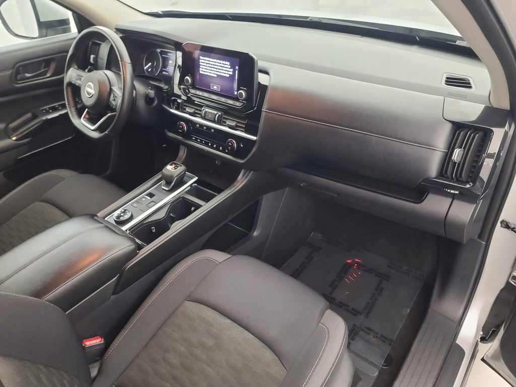 Used 2025 Nissan Pathfinder SV image 13