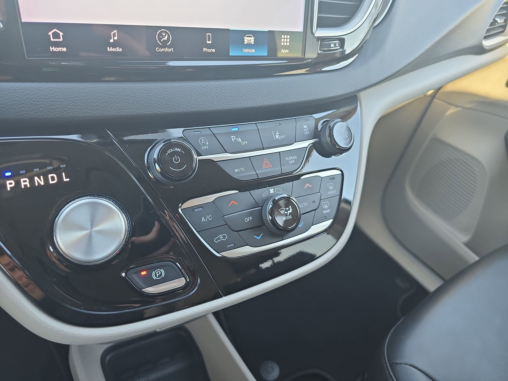 Used 2024 Chrysler Pacifica Touring-L FWD image 24
