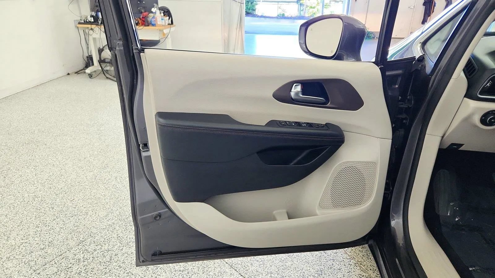 Used 2019 Chrysler Pacifica Touring-L FWD image 23