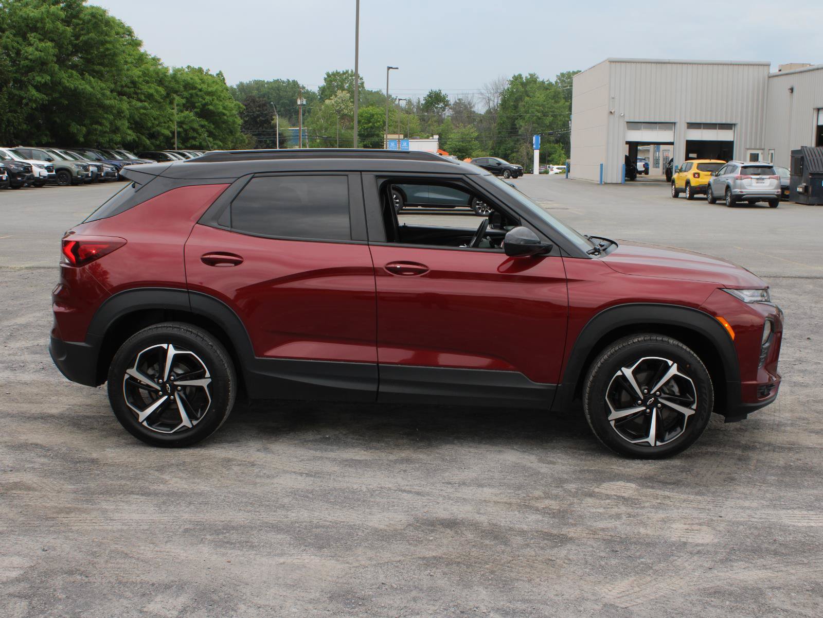 Used 2023 Chevrolet TrailBlazer RS w/ Sun and Liftgate Package AWD/4WD image 4