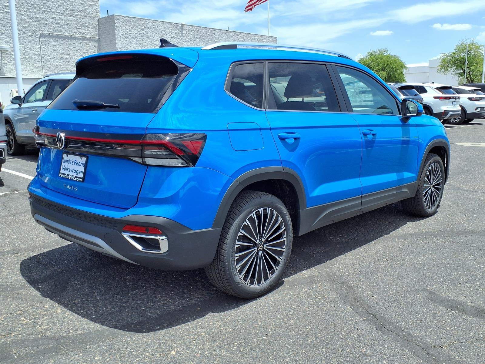 New 2026 Volkswagen Taos SE FWD image 4