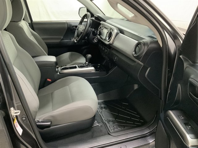 Used 2018 Toyota Tacoma SR5 AWD/4WD image 17
