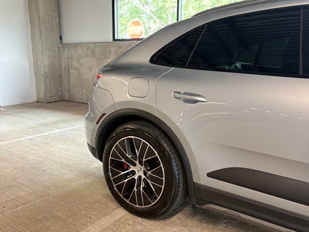 Used 2025 Porsche Macan 4S Electric AWD/4WD image 10