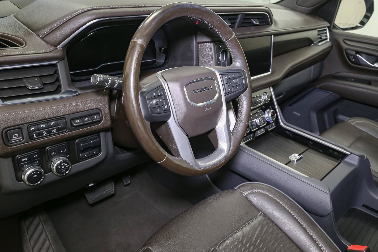 Used 2022 GMC Yukon Denali w/ Denali Premium Package AWD/4WD image 29