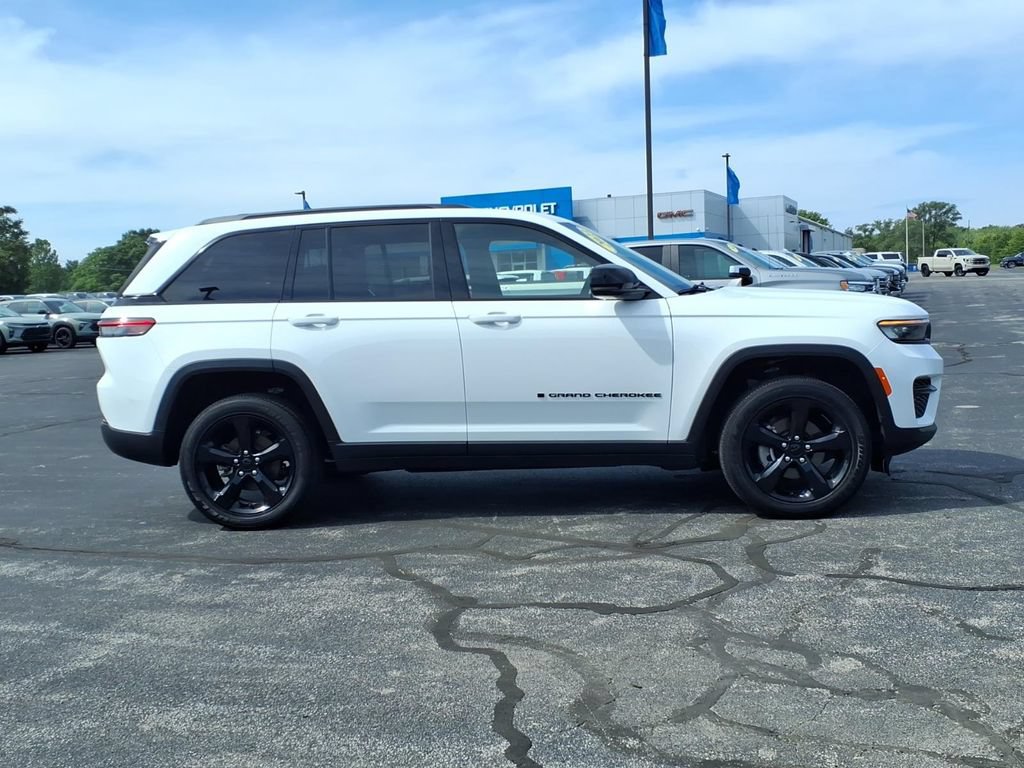 Used 2023 Jeep Grand Cherokee Altitude AWD/4WD image 12