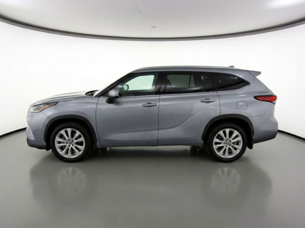 Used 2023 Toyota Highlander Limited image 3