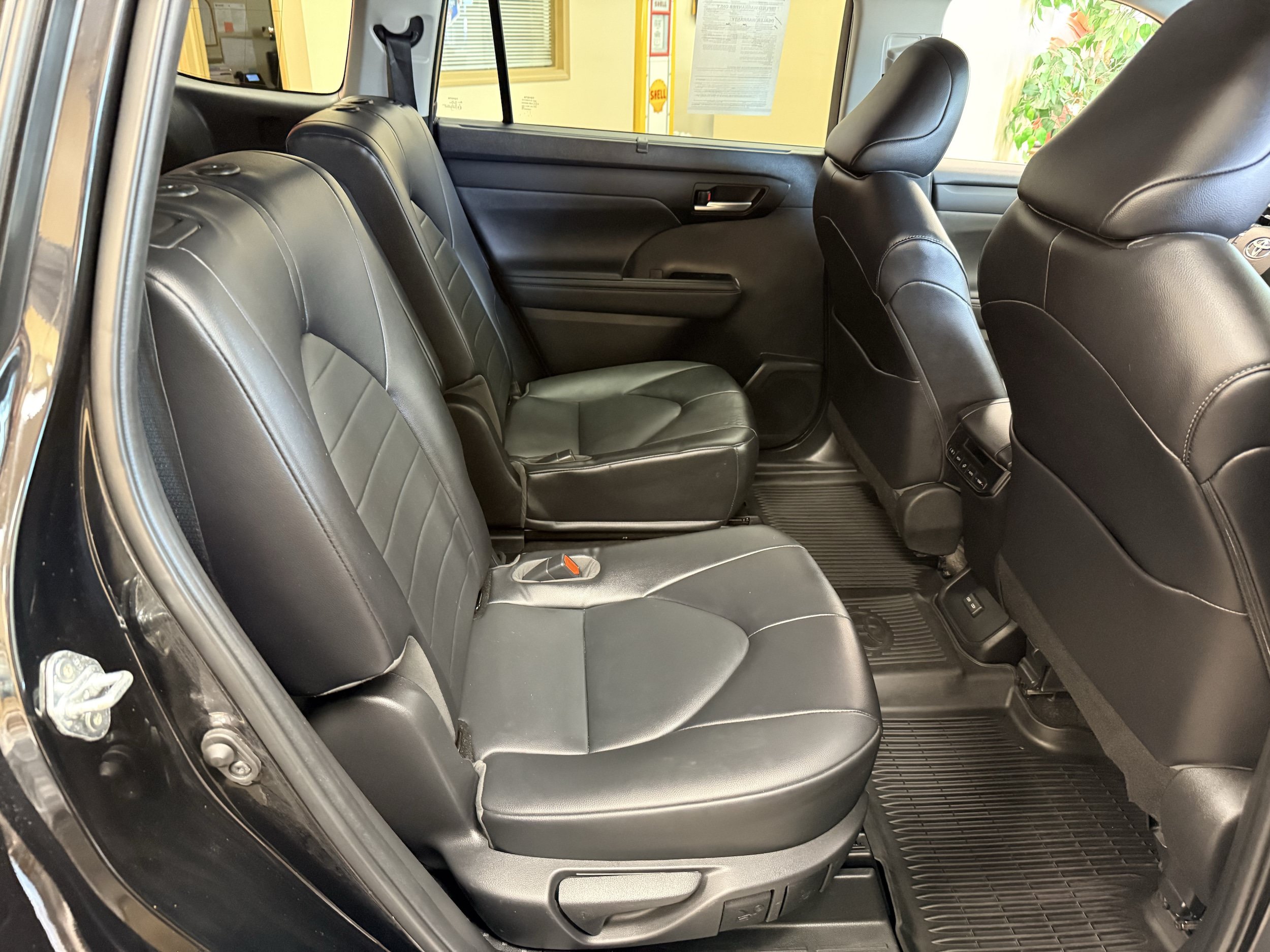 Used 2023 Toyota Highlander XLE AWD/4WD image 21
