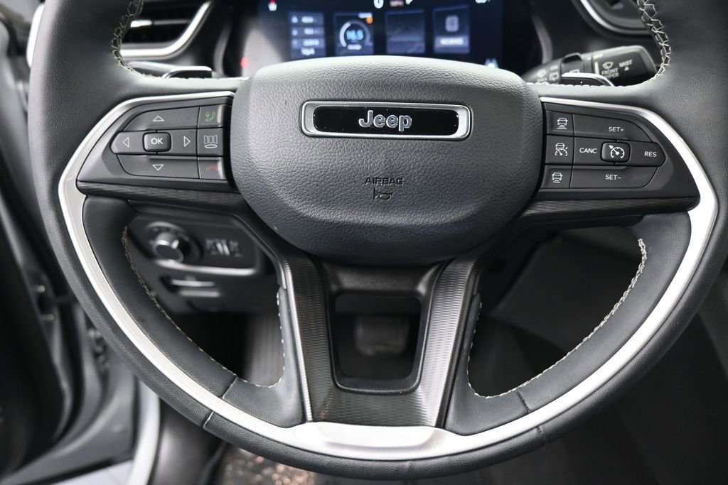Used 2023 Jeep Grand Cherokee Altitude AWD/4WD image 31