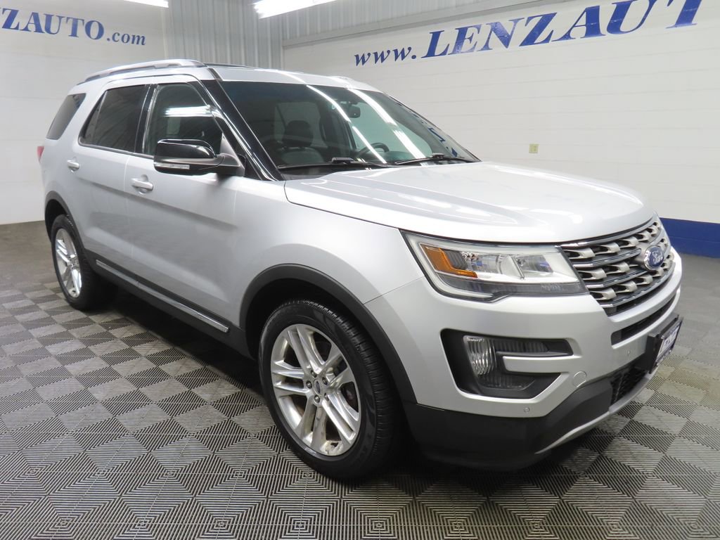Used 2016 Ford Explorer XLT w/ Equipment Group 202A AWD/4WD image 3