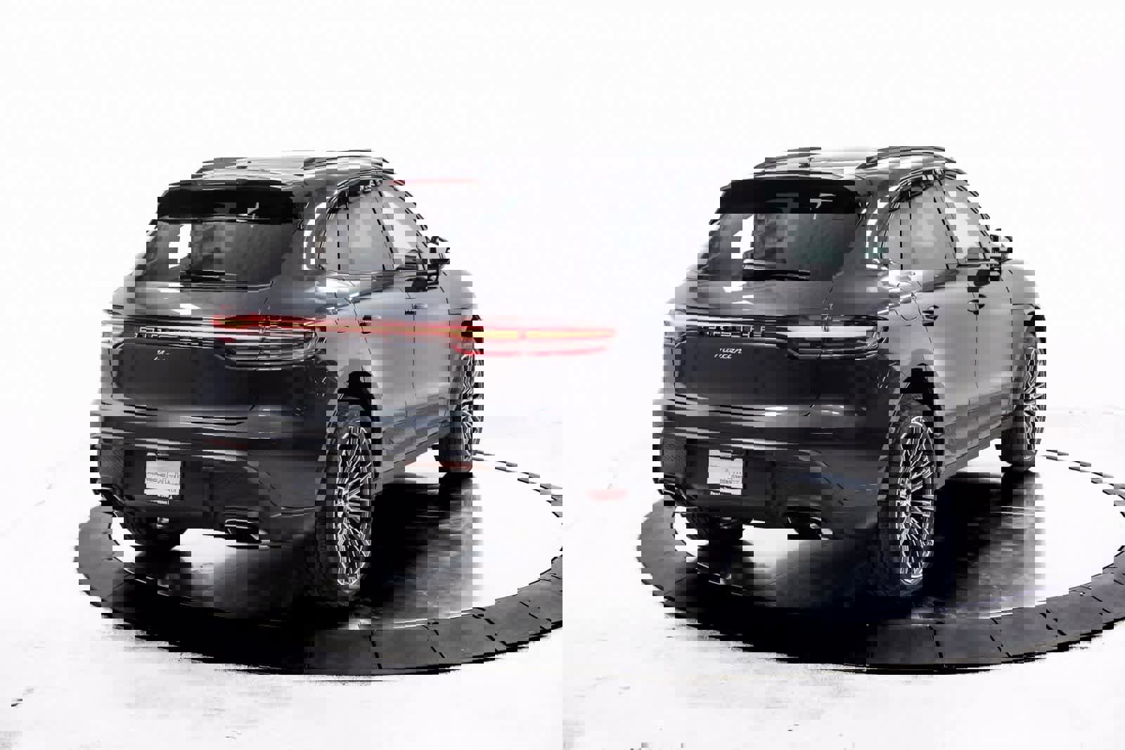 Certified 2025 Porsche Macan image 7