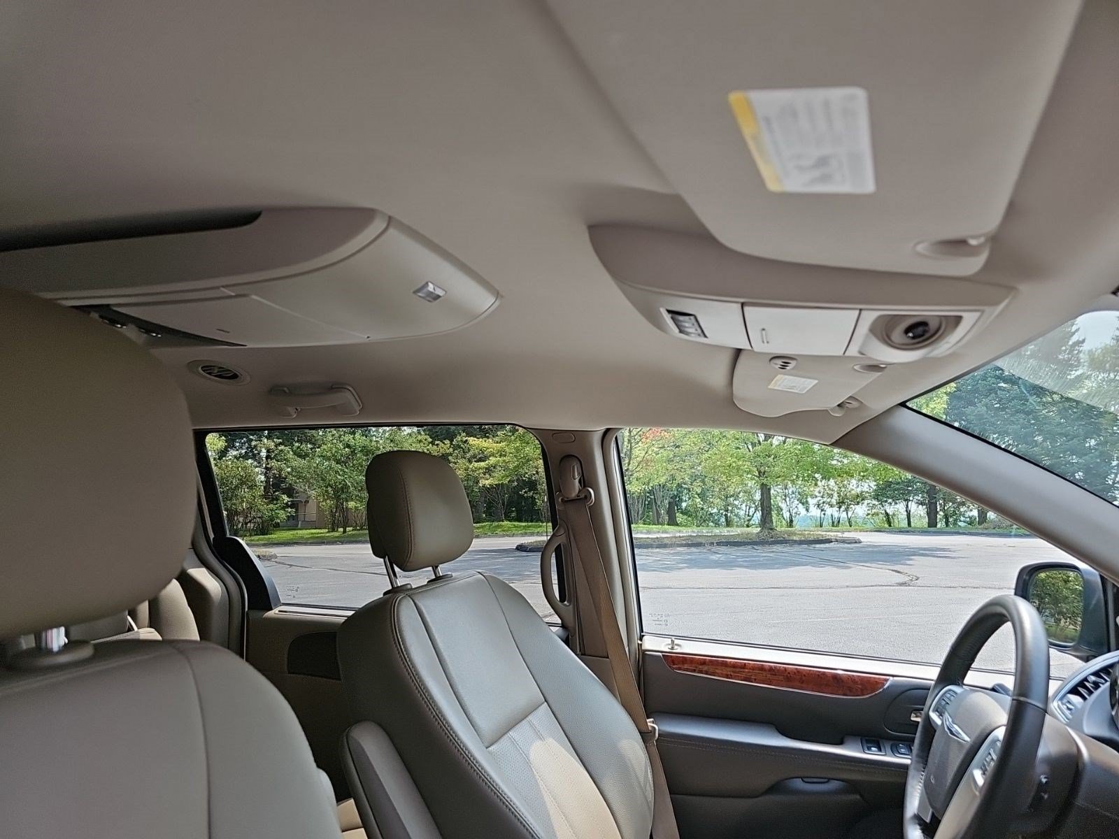 Used 2016 Chrysler Town & Country Touring-L w/ Driver Convenience Group FWD image 14
