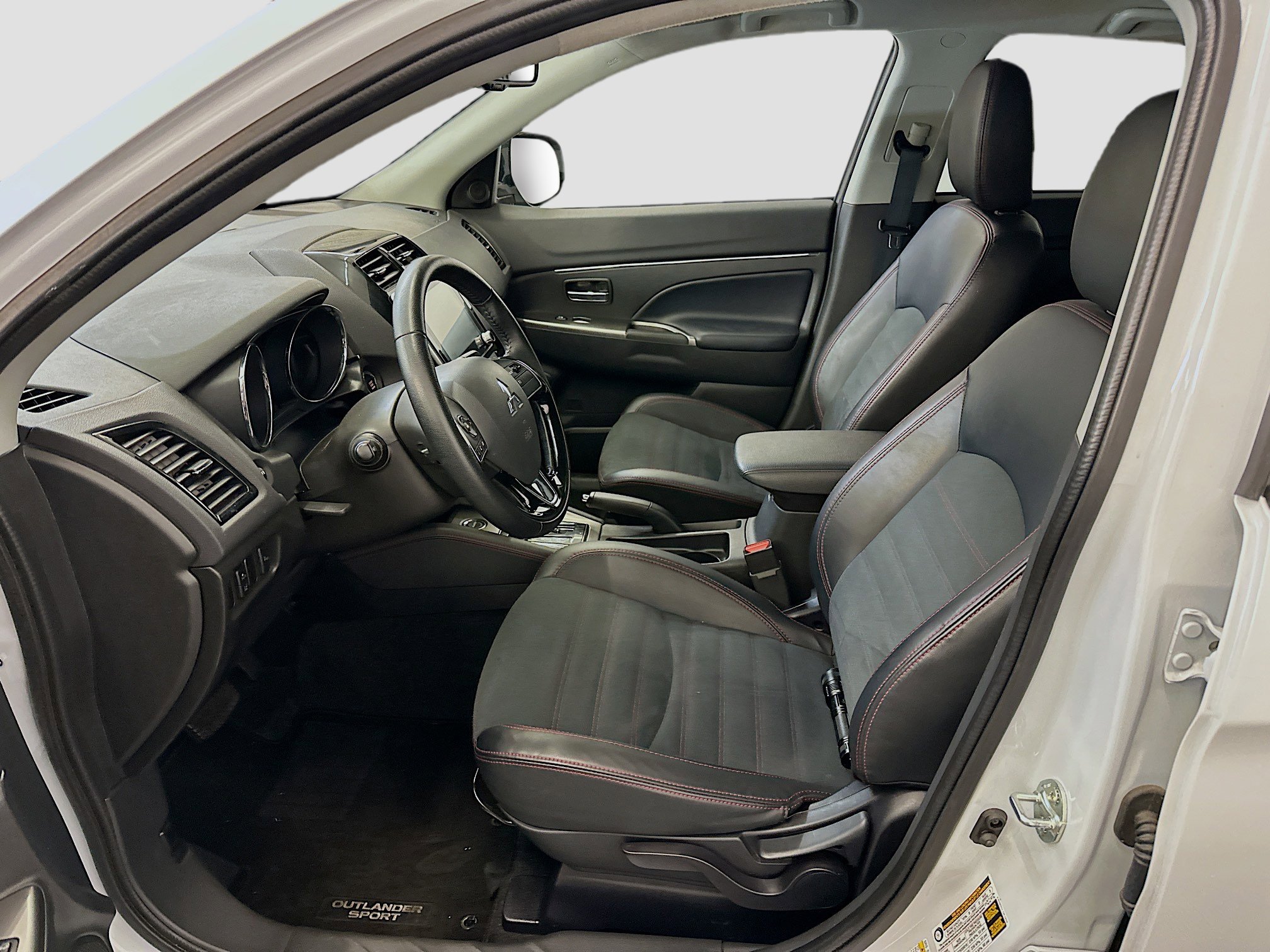 Used 2025 Mitsubishi Outlander Sport SE image 13