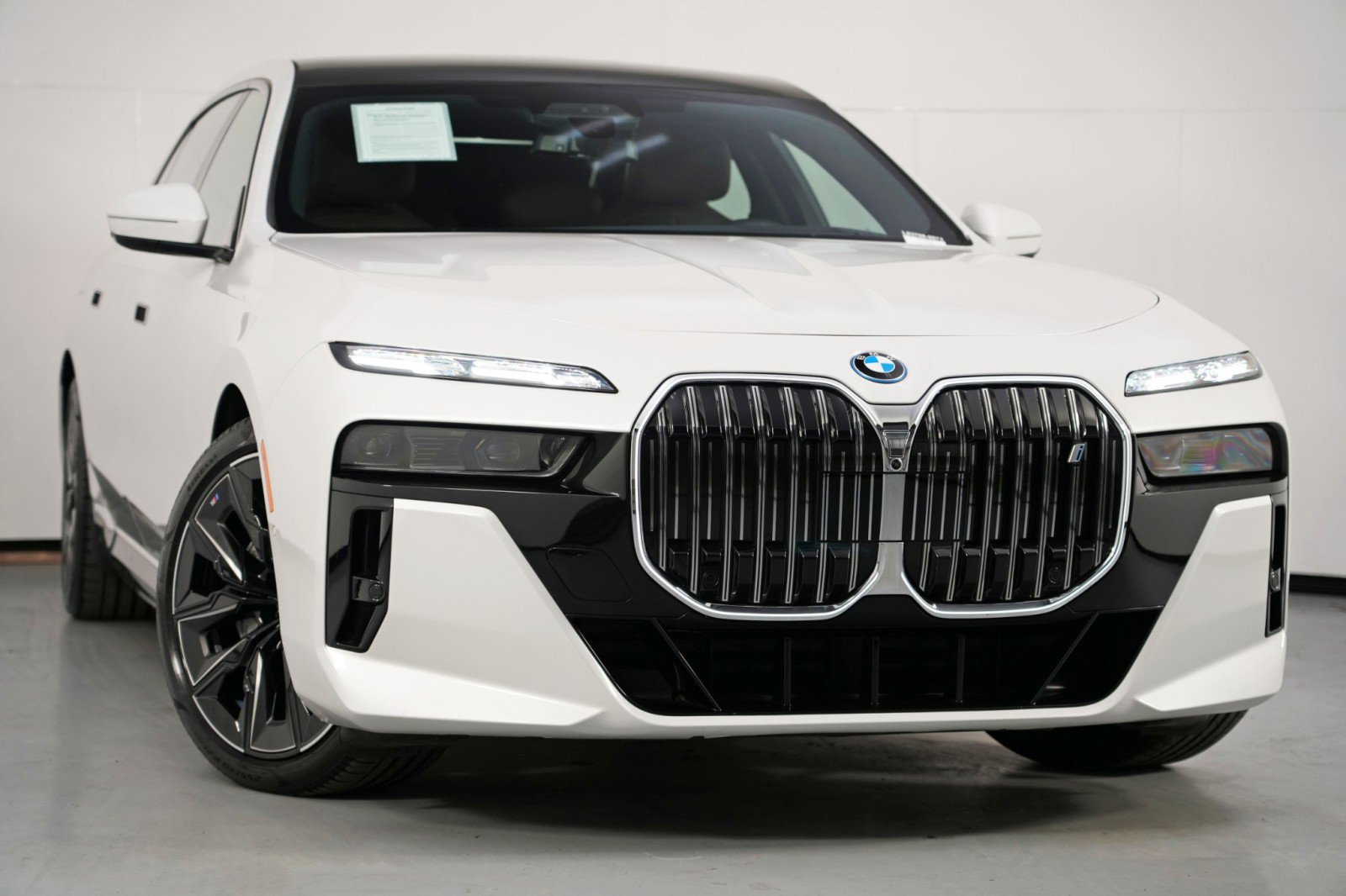 Used 2023 BMW i7 xDrive60 w/ Executive Package 2 image 4