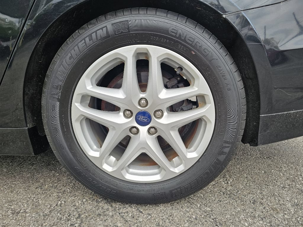 Used 2015 Ford Fusion SE FWD image 16